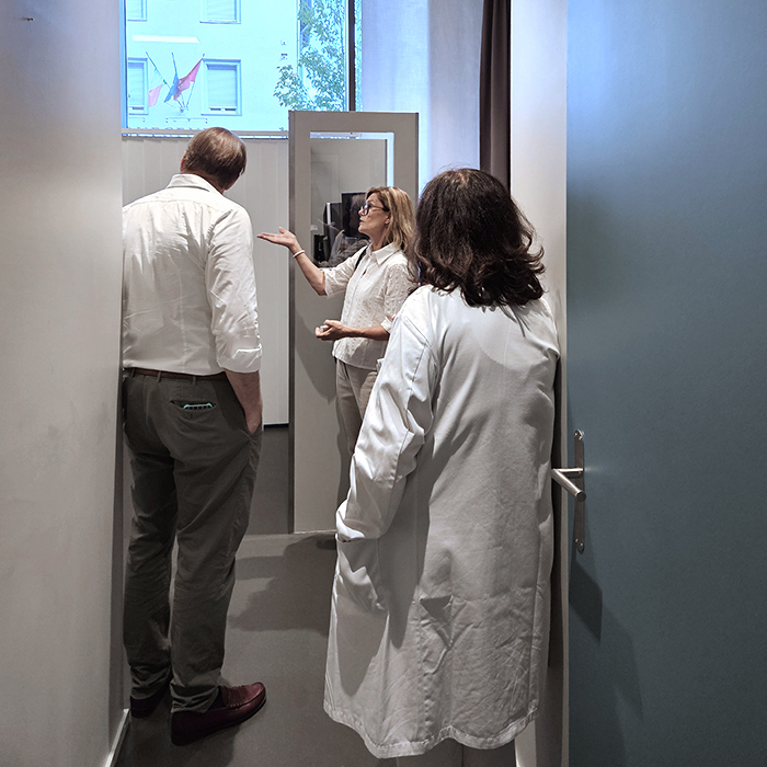 Wiedereröffnung Radiologie Posthof Neuhausen Dr. med. Gunilla Müller-Wegmann Leitende Ärztin Radiologie und Nuklearmedizin, Senoradiologie, erklärt, wie eine Mammografie funktioniert.