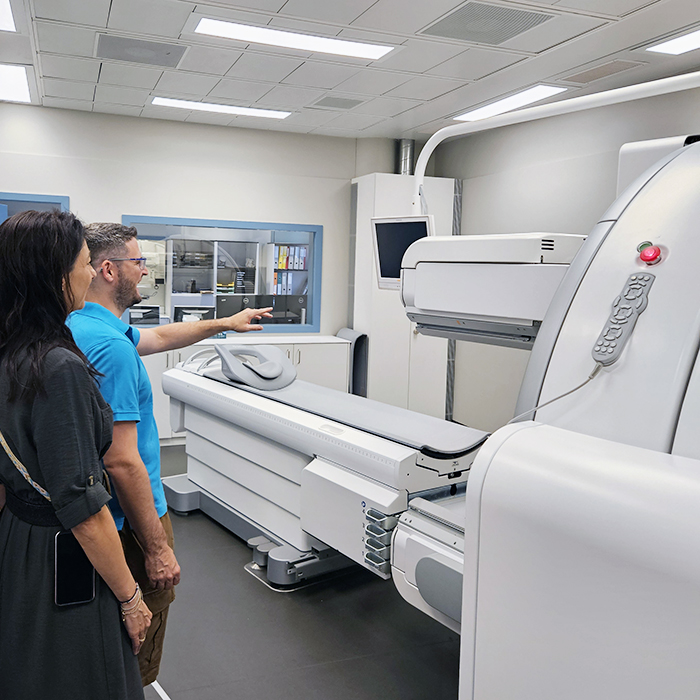 Wiedereröffnung Radiologie Posthof Neuhausen Marc Depeder, Teilbereichsleiter Radiologie (Strahlenschutz Nuklearmedizin), erklärt das SPECT-CT-Gerät