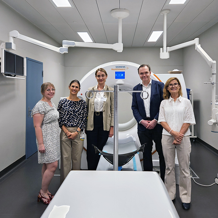 Wiedereröffnung Radiologie Posthof Neuhausen Team der Ärztinnen und Ärzte vor dem PET-CT-Gerät, v. l. n. r.: Anika Lamb, Expertin für Brustbildgebung und female imaging; Dr. med. Kathrin Kaspar, Nuklearmedizin insbesondere Schilddrüsendiagnostik; Dr. med. Wiebke Seemann, Leiterin Nuklearmedizin; Prof. Dr. med. Andreas Gutzeit, Chefarzt Radiologie und Nuklearmedizin; Dr. med. Gunilla Müller-Wegmann, Leiterin Brustbildgebung und Mammografie-Screening.
